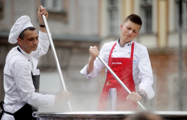 Cozinheiros tentam obter recorde de maior caldo de galinha na Bsnia (Foto: Dado Ruvic/Reuters)