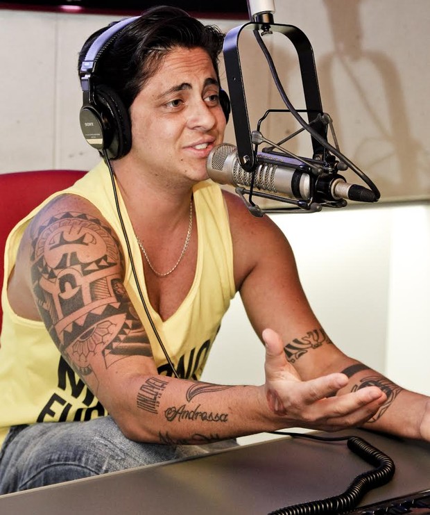 Thammy Miranda durante entrevista de rádio no Rio (Foto: Rodolfo Viana/FM O Dia - Divulgação)