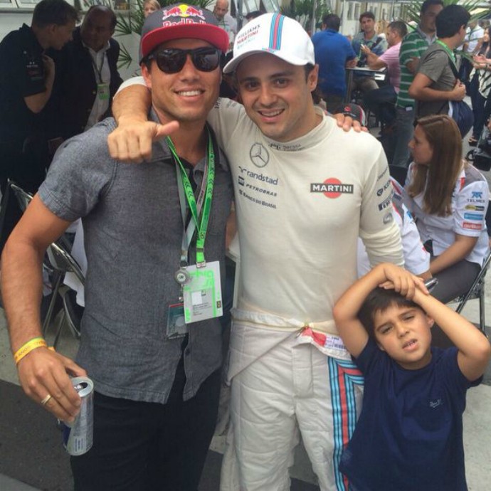 Mineirinho posa para foto com Felipe Massa e o filho do piloto, Felipinho (Foto: Reprodução)