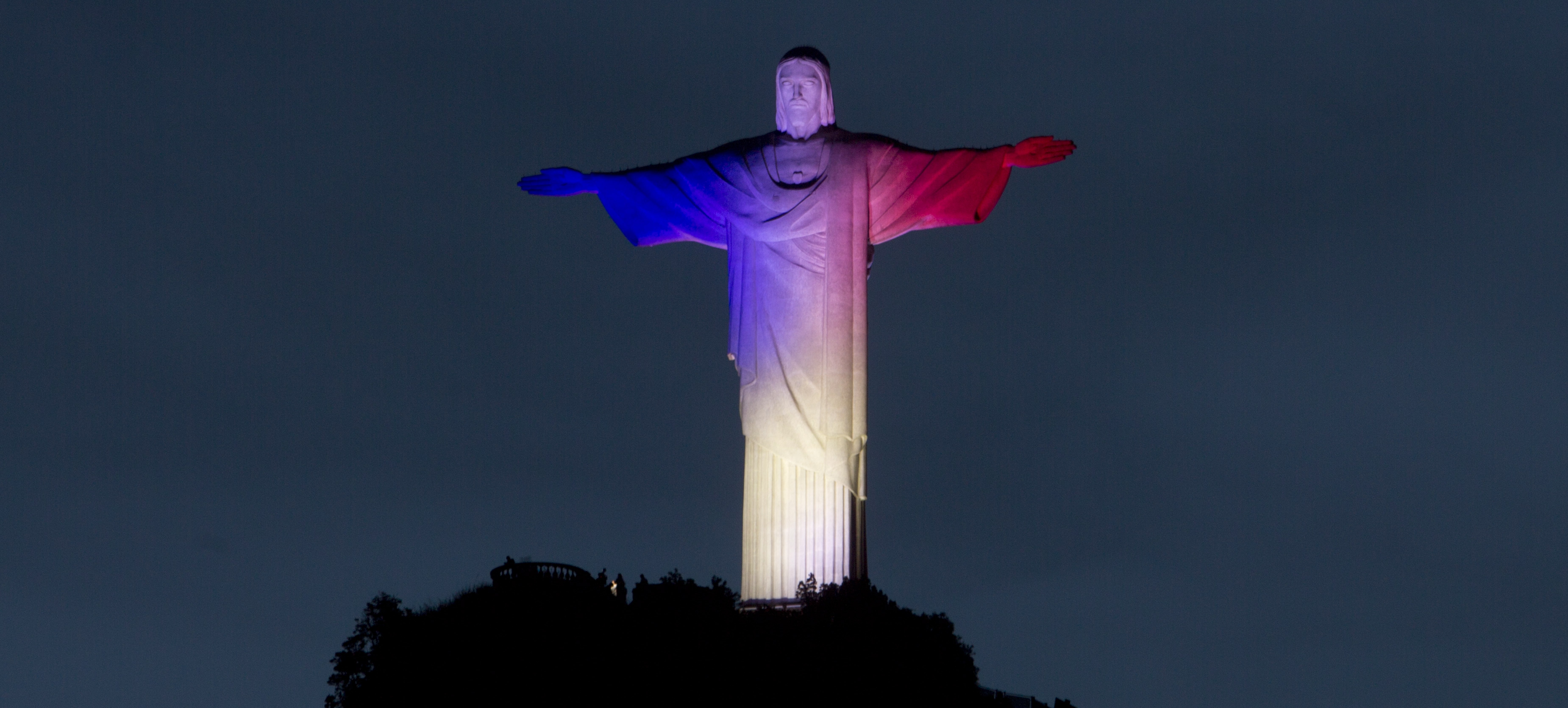 Cristo Redentor recebe iluminação especial com as cores da bandeira da França