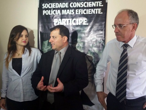 Policiais que investigam o caso dão detalhes sobre crime durante entrevista coletiva em Extrema (Foto: Régis Melo)