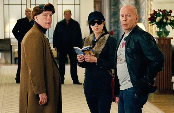 Bruce Willis é aposentado perigoso em “RED 2”