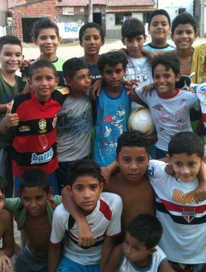 Wesley, de 11 anos, comanda time em bairro da feriferia de Fortaleza (Foto: Marcos Montenegro/Globoesporte.com)