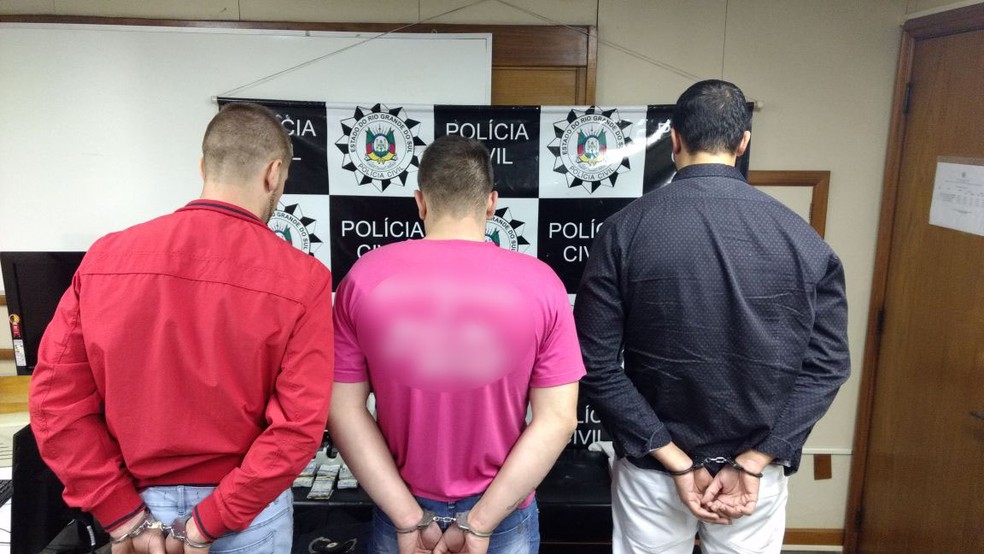 Suspeitos presos pela polícia durante a ação (Foto: Divulgação/Polícia Civil)
