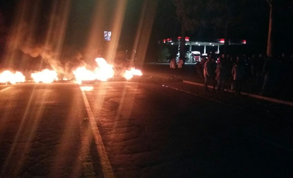 Em Candiota, manifestantes colocaram fogo em objetos o que interrompeu a BR-293  (Foto: PRF/Divulgação)