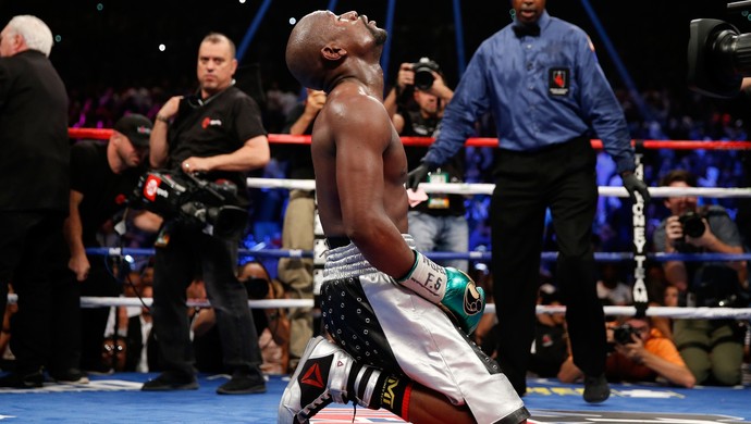 Mayweather comemora sua vitória ajoelhado no ringue (Foto: Ezra Shaw / Getty Images Sport)