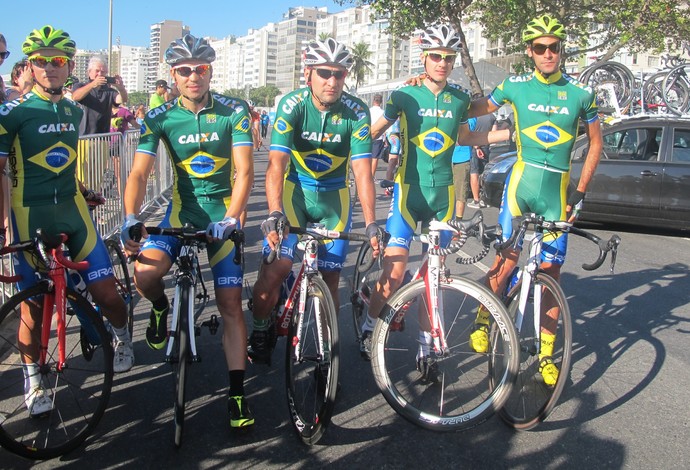 Equipe brasileira antes do início do evento-teste. Garnero é o atleta mais à direita (Foto: Gabriel Fricke)