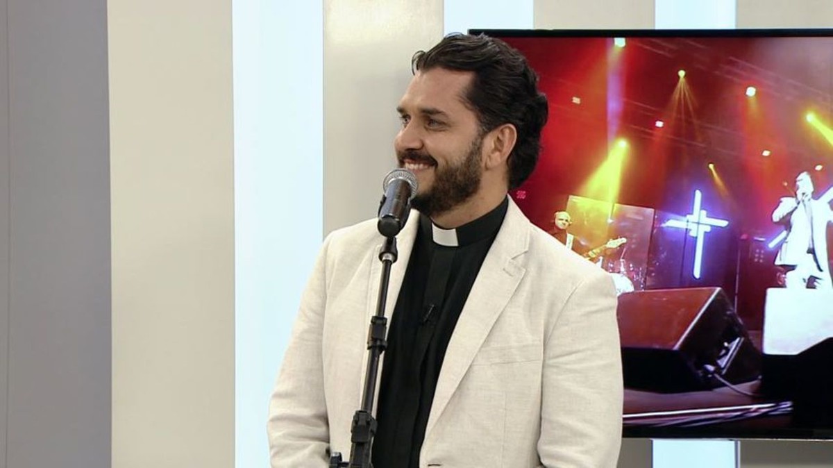 Padre Anderson Gomes canta a Paixão de Cristo em Vila Velha - Globo.com