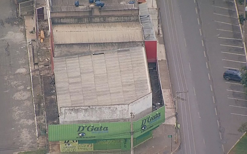 Telhado da loja furtada no Recanto das Emas (Foto: TV Globo/Reprodução)