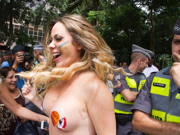 Mulher seminua com os peitos cobertos por adesivos com frases de protesto participa de manifestação na Avenida Paulista, em São Paulo (Foto: Mauricio Camargo/Eleven/Agência O Globo)