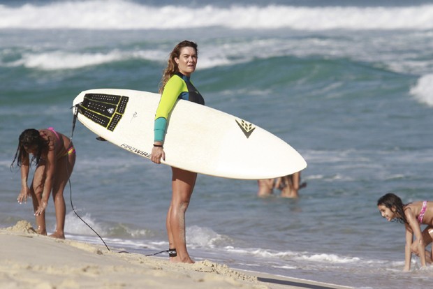 Luize Altenhofen exibe corpão em dia de surfe Quem QUEM News