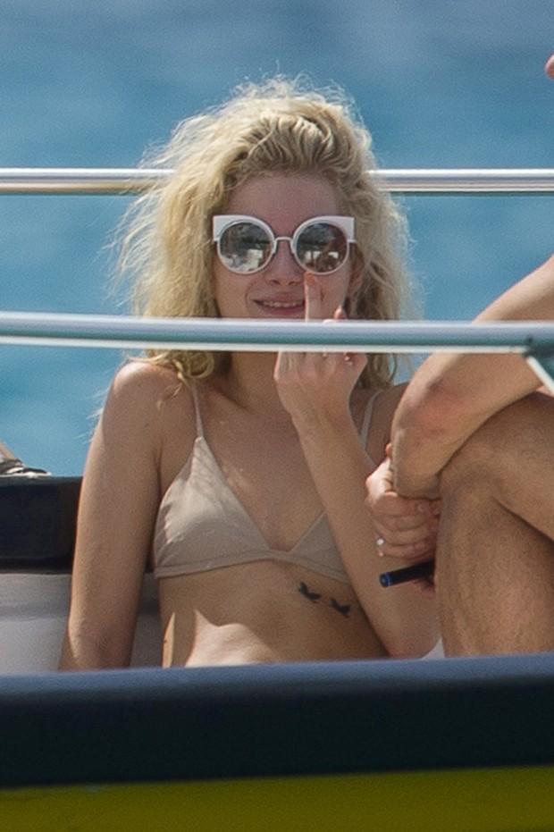 Lottie Moss namora muito em praia e se irrita com fotógrafo em férias (Foto: AKM)