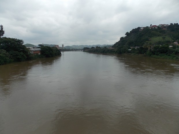 Trecho do Rio Paraíba do Sul em Barra Mansa (Foto: Paola Fajonni/G1)