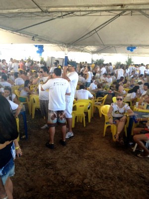 Foliões curtiram a tarde de domingo na Feijoada do Cacau (Foto: Renata Kerber/RBS TV)