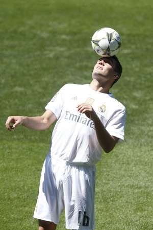 Kovacic apresentação Real Madrid (Foto: EFE/Juan Carlos Hidalgo)