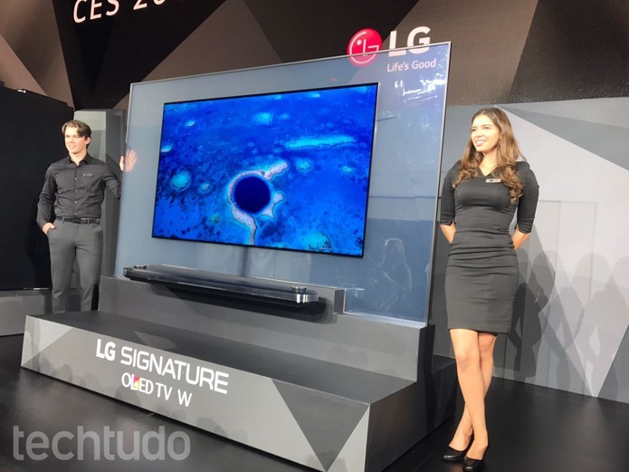 A LG OLED TV W TV é pendurada na parede usando ímãs (Foto: Anna Kellen Bull/TechTudo)