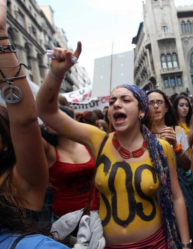 Estudante com torso descoberto protesta em Barcelona (Foto: AFP)