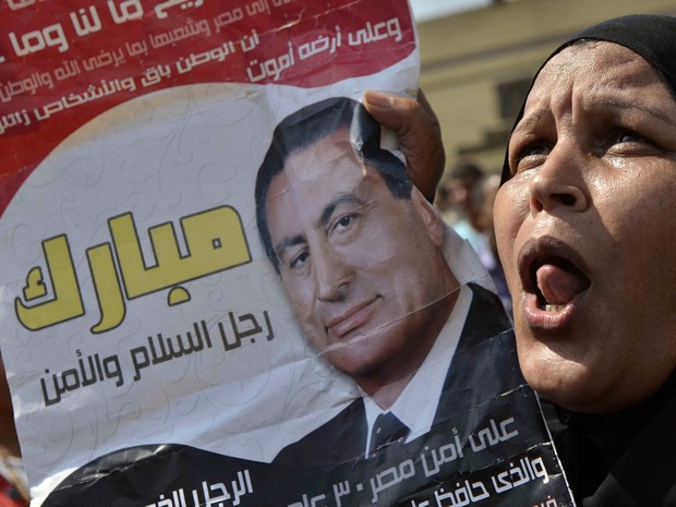 Apoiadora do ex-presidente deposto Hosni Mubarak ulula em celebração esperando a saída dele da prisão de Tora, no Egito. A corte decidiu que ele seja colocado sob prisão domiciliar. (Foto: Mohamed El-Shahed/AFP)