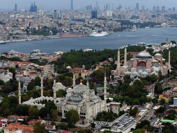 Vista de Istambul mostra a Mesquita Azul (à esq.) e a Hagia Sophia (Foto: AP Photo)