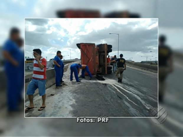 G1 Caminhão Tomba No Elevado Do Entroncamento Em Belém Notícias Em