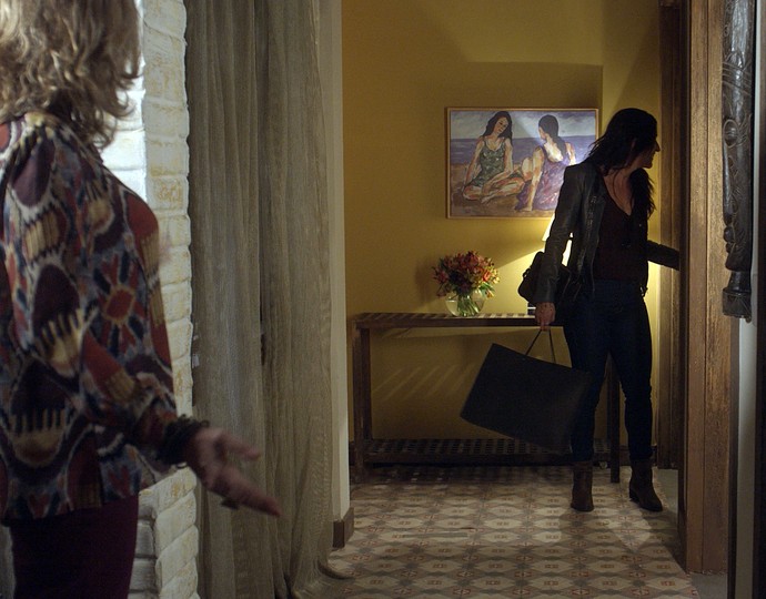 Ana flagra Carol saindo do quarto de Dona Sinhá (Foto: TV Globo)