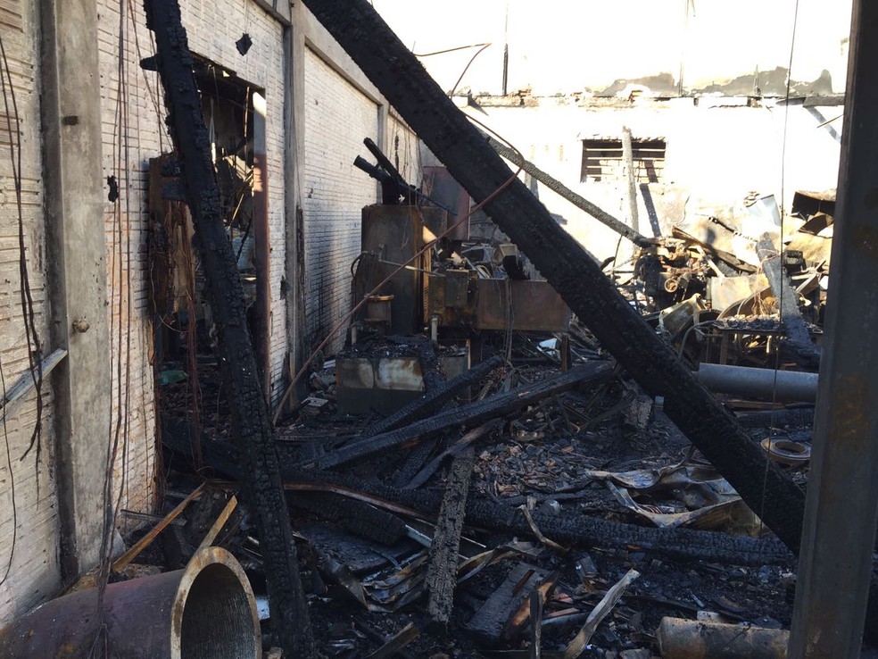 Incêndio destruiu empresa em Joinville (Foto: Kleber Pizzamiglio/RBS TV)