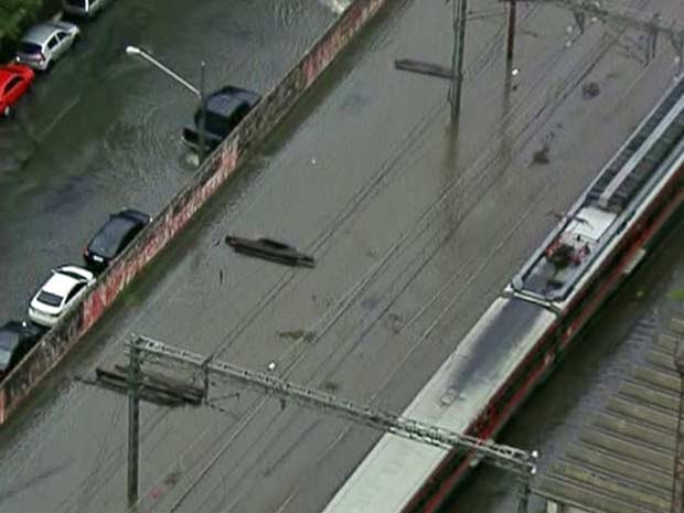 Chuva afetou trens em São Paulo. (Foto: Reprodução/TV Globo)