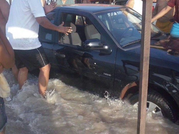 Carros também ficaram presos pela água na Praia do Meio (Foto: Divulgação/Nayara Oliveira )