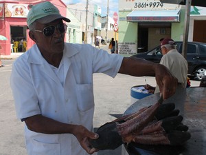 Manoel Barbosa vende peixes há 18 anos (Foto: Henrique Almeida/GloboEsporte.com)