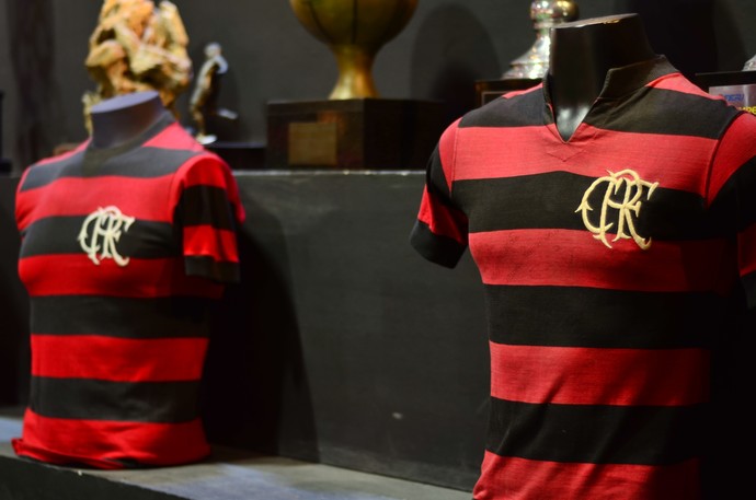 Com as novas cores, o Flamengo conquistou títulos expressivos. No detalhe, a camisa de Doval  (Foto: Matheus Frigols / GloboEsporte.com)