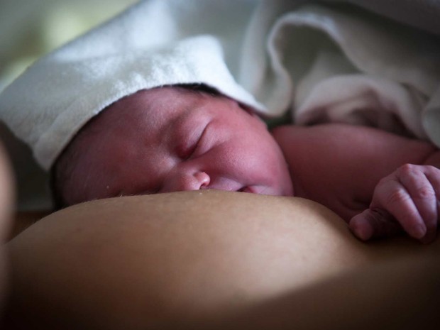 Novo guia para segurança dos bebês conclui que é mais seguro dormir no quarto dos pais e que o contato com a mãe é essencial (Foto: LOIC VENANCE / AFP)