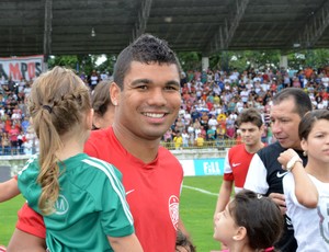 Casemiro entrou em campo cercado de crianças e moradores de São José dos Campos (Foto: Danilo Sardinha/ Globoesporte.com)