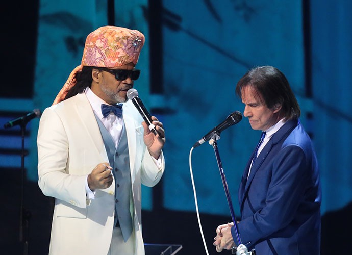 Carlinhos Brown divide o palco com Roberto Carlos (Foto: Paulo Belote/Globo)