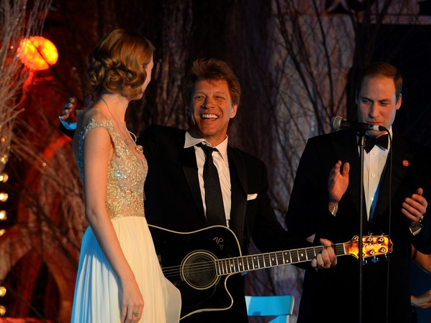 Taylor Swift e Jon Bon Jovi cantam com o Príncipe William em baile de gala em Londres, na Inglaterra (Foto: Ben Pruchnie/ Getty Images )