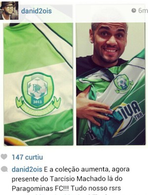 Daniel Alves posta a foto com a camisa do Paragominas (Foto: Reprodução/Istagram)