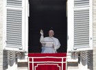 Papa distribui evangelhos de bolso aos fiéis (Tony Gentile/Reuters)