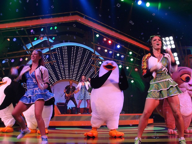 O show “Madagascar Live: Operation Vacation”, que estreou no último sábado (18), é a nova atração no parque Busch Gardens, na Flórida (EUA). Na foto, dançarinas se apresentam com pinguins e com o personagem Mort (Foto: Flávia Mantovani/G1)