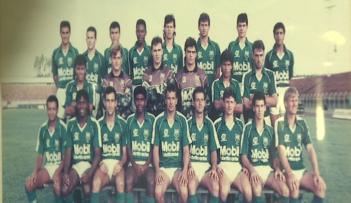Foto do time do União São João de Araras na década de 1990 (Foto: Marlon Tavoni/EPTV)
