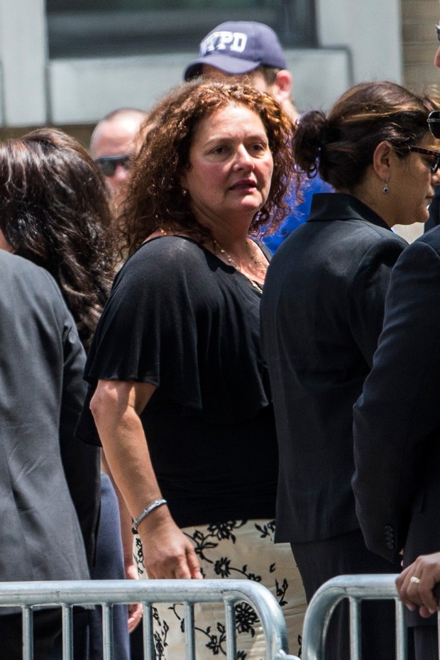 Aida Turturro, que viveu Janice Soprano, no funeral de James Gandolfini (Foto: GETTY IMAGES NORTH AMERICA / AFP)