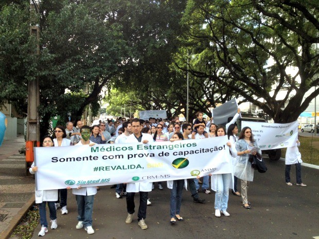 Médicos em MS fazem passeata pela 'revalida' de profissionais estrangeiros  (Foto: Fabiano Arruda/ G1 MS)