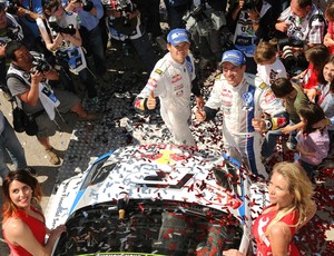  Sebastien Ogier e  o co-piloto Julien Ingrassia comemoram vitória em Portugal (Foto: Getty Images)