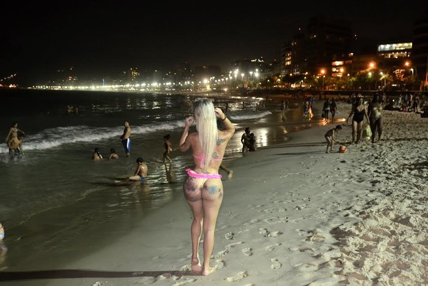 Thalita Zampirolli em banho noturno na praia do Arpoador, Zona Sul do Rio (Foto: Roberto Teixeira/EGO)