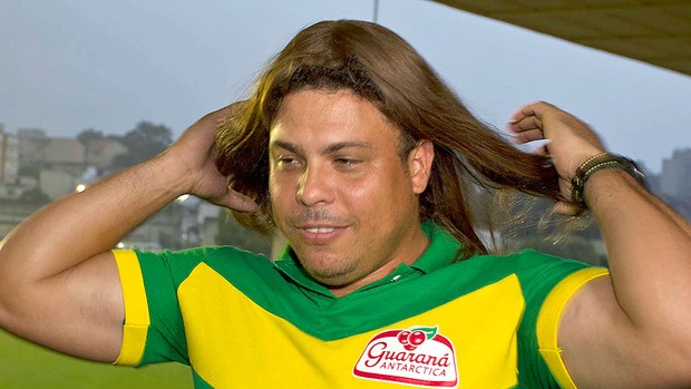 Ronaldo de peruca em evento em São Januário (Foto: Divulgação)