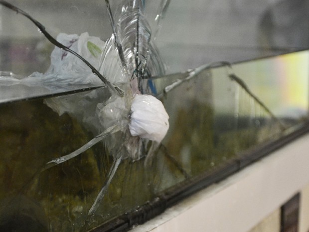 Tiro atingiu vidro de uma das lojas (Foto: Vitor Madeira/VC no G1)