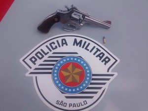 Arma utilizada no crime foi apreendida (Foto: Divulgação/Polícia Militar)