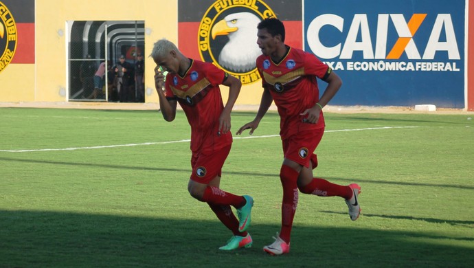 Jogadores do Globo FC comemoram gol (Foto: Canindé Pereira/Divulgação)