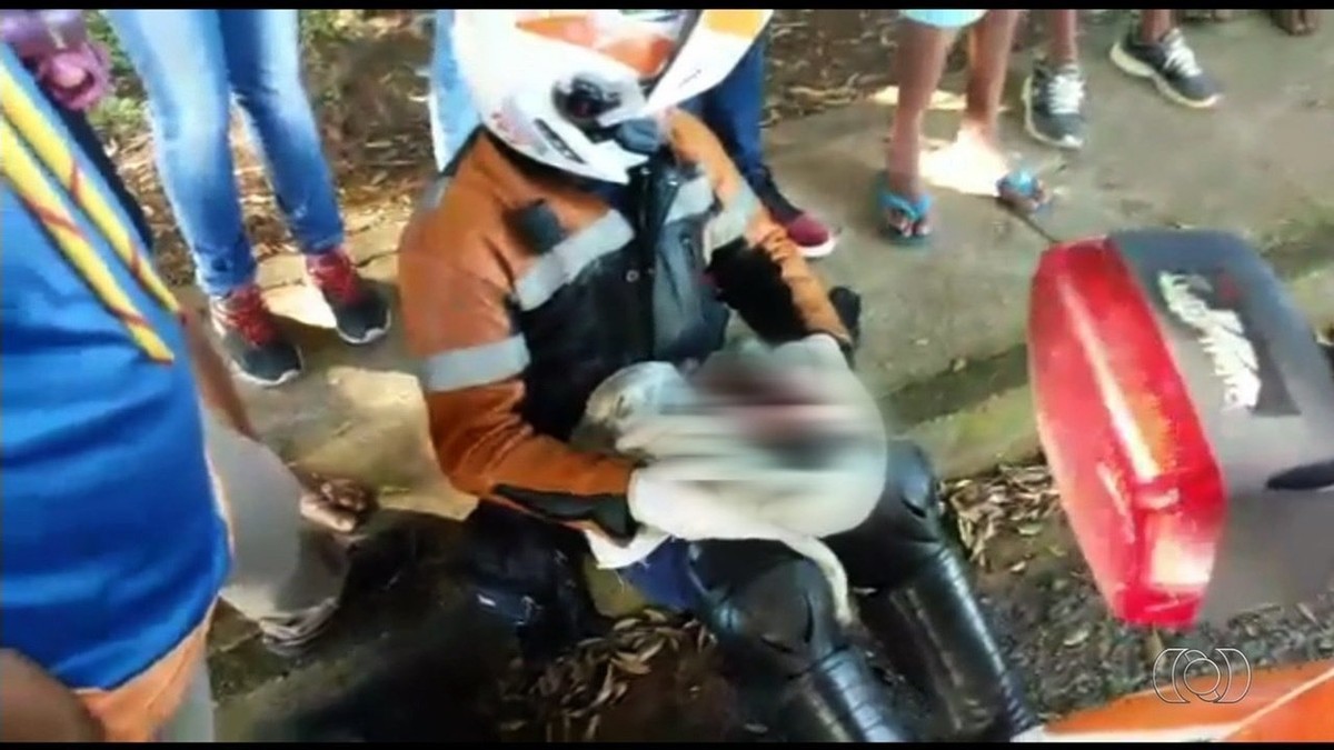 Vídeo mostra resgate de bebê achado dentro de mala em ... - Globo.com