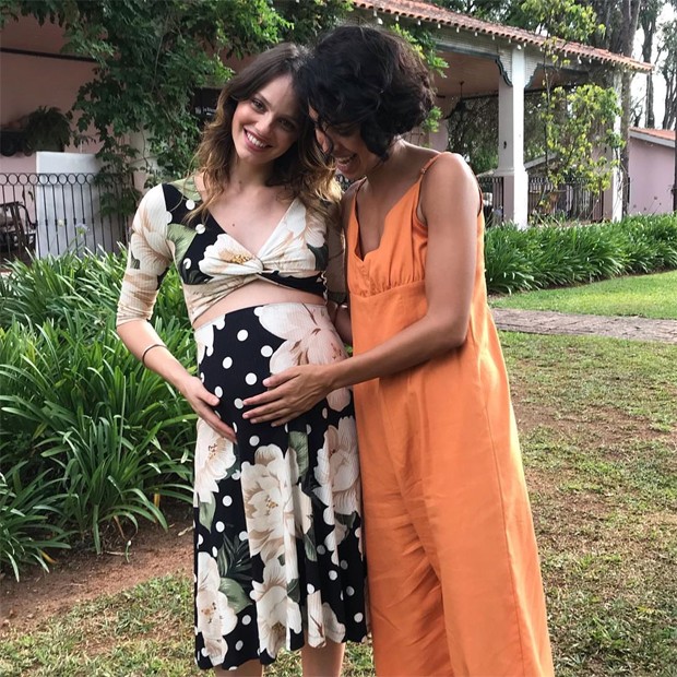 Laura Neiva ganha carinho na barriga de Bela Gil (Foto: Reprodução/Instagram) Laura Neiva ganha carinho na barriga de Bela Gil (Foto: Reprodução/Instagram)