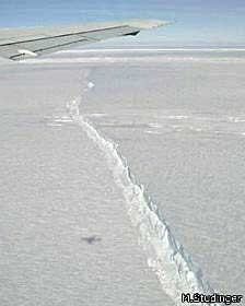 Expedição aérea da Nasa descobriu a rachadura na geleira. (Foto: BBC)
