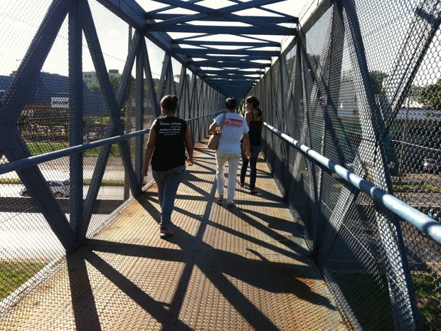 Caminhar em grupo em locais com pouco movimento aumenta a segurança (Foto: Fernanda Resende/G1)